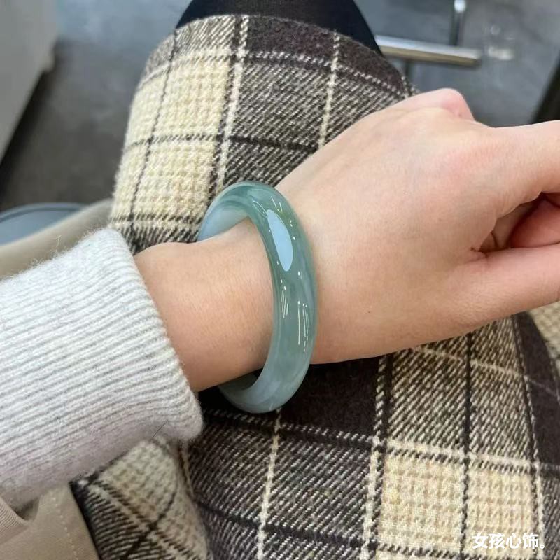 Bracelets - IJsjade armband, wasachtige natuurlijke Birmese jadeiet