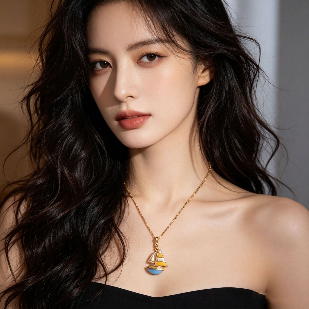 Initial Letter Necklace 18K Gold - Elegante ketting met een blauwe zeilboot-hanger,