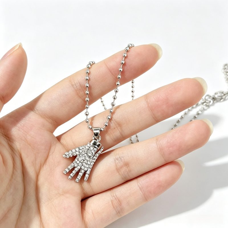 Volledig met diamanten bezette - Anime Pendant Necklace recensie en prijs